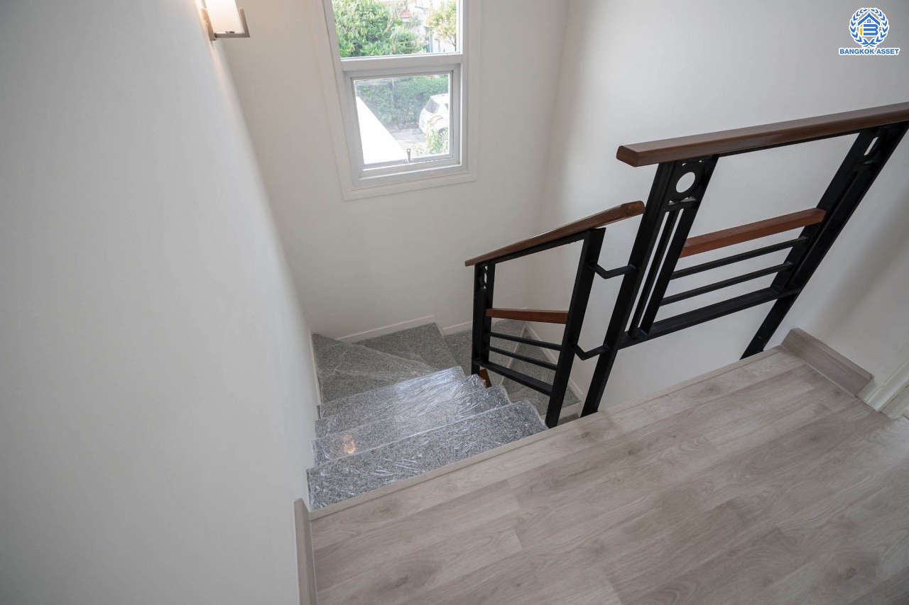 บ้านมือสองตกแต่งใหม่ โครงการ โฮมเพลส วงแหวน-รัตนาธิเบศร์ เนื้อที่ 51.10 ตร.ว. ฟังก์ชัน 3 ห้องนอน 2 ห้องน้ำ ที่จอดรถ 2 คัน ตั้งอยู่บนทำเลแห่งการเดินทาง เชื่อมต่อถนนรัตนาธิเบศร์ ใกล้ห้างเซ็นทรัล เวสต์เกต ใกล้รถไฟฟ้า "สถานีตลาดบางใหญ่"